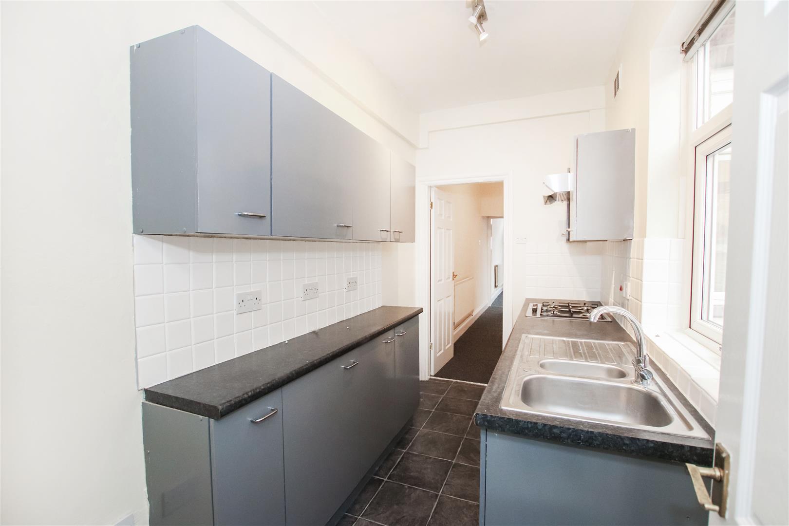 FITTED KITCHEN